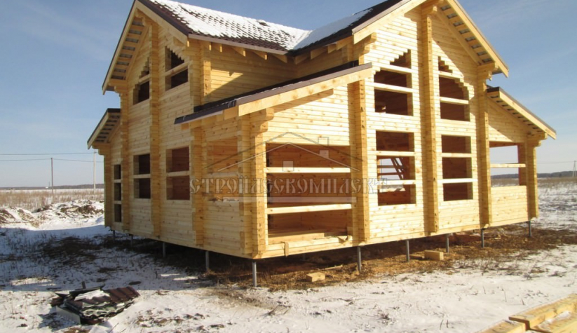 Двухэтажный деревянный дом в п. Успенский